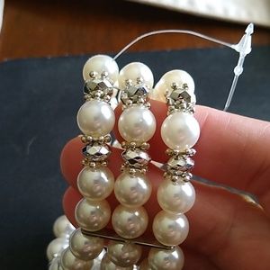 Brand new pearl bracelet(PEARLS ARE NOT REAL).